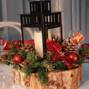 table centrepiece side lantern red wreath 