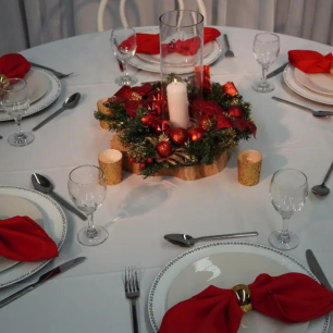 red wreath christmas centrepiece 